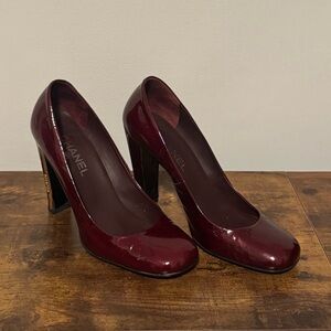 CHANEL Burgundy Pumps Size 41 US 10.5 Gold-Tone Logo Detailing on the Heels